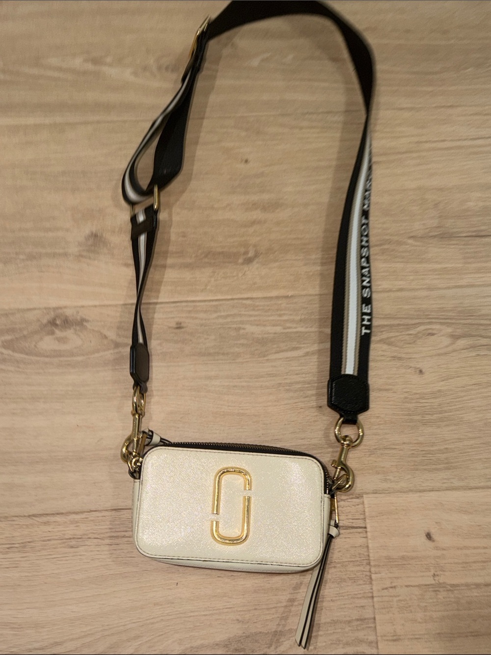 Marc Jacobs Snapshot bag features cream-colored Saffiano leather and gold-tone - Picture 2 of 8